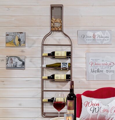 Bild av stilrent väggmonterat vinställ i modern inredning