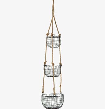 Bild av tre hängande korgar i svart metall och rep