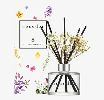 Bild av eleganta doftpinnar i minimalistisk glasflaska