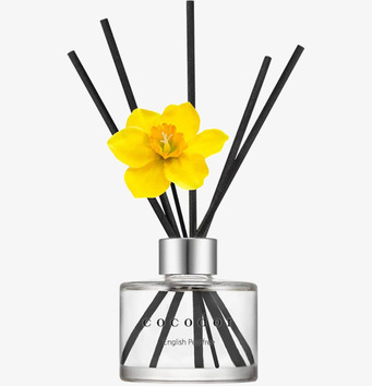 Bild av eleganta doftpinnar med dekorativ blomma