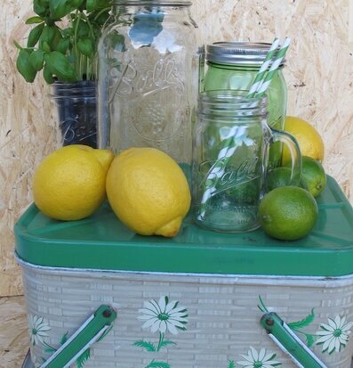 Bild av rustikt arrangemang med burkar och citrusfrukter