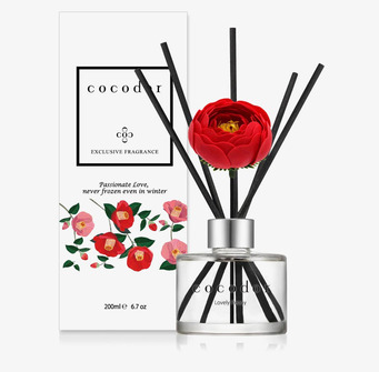 Bild av stilren doftflaska och förpackning med elegans