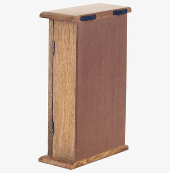 Bild av stilrent nyckelskåp i trä med rustik design