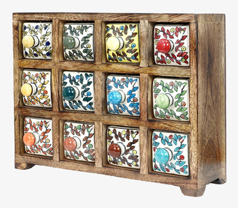 Bild av charmigt träskåp med färgglada keramiklådor