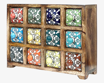 Bild av unikt träskåp med färgglada keramiska lådor
