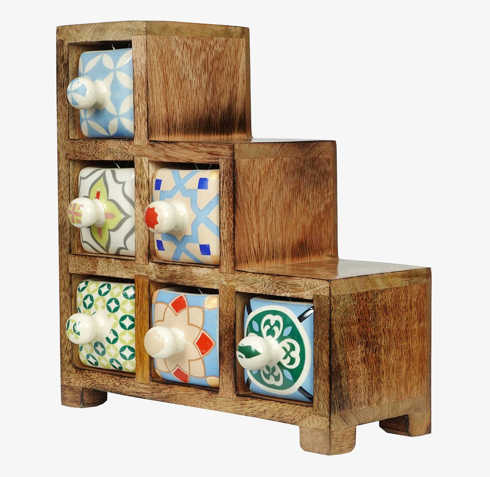 Bild av kompakt träskåp med färgglada keramiklådor