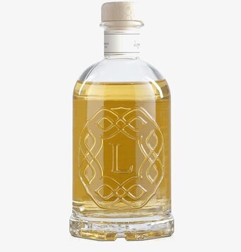 Bild av elegant doftprodukt i glasflaska med doftpinnar