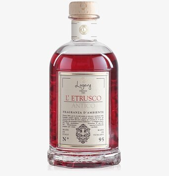 Bild av elegant flaska med djupröd vätska och träkork