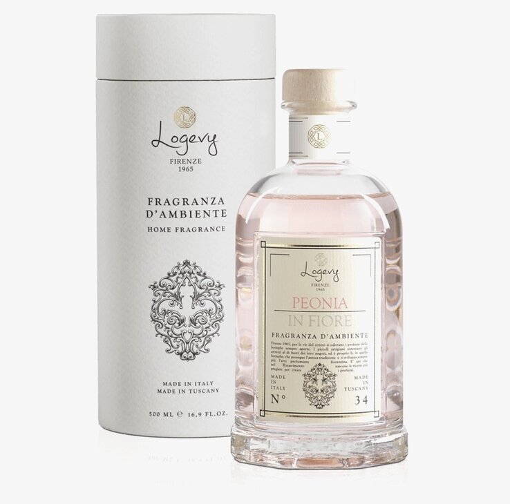 Bild av elegant förpackning och flaska med doftpinnar