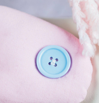 Bild av fantasifull golvlampa med rosa och blå detaljer