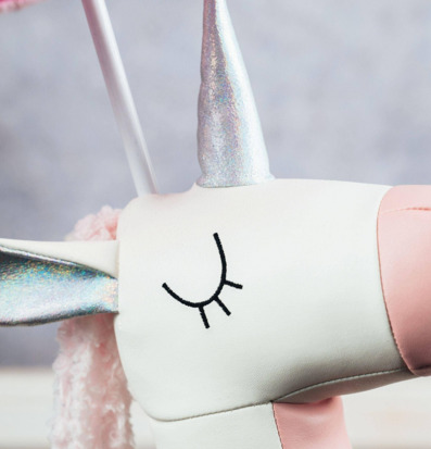 Bild av en kreativ och detaljerad golvlampa med enhörning