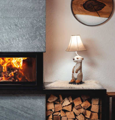 Bild av stilren inredning med charmig bordslampa