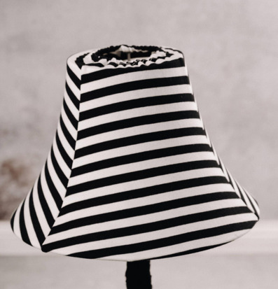 Bild av golvlampa med svartvita ränder i tidlös design