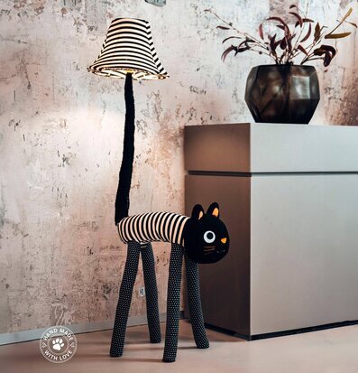 Bild av unik golvlampa med stiliserad kattdesign