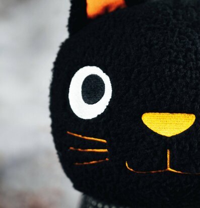 Bild av unik golvlampa med kattdesign och plyschutseende