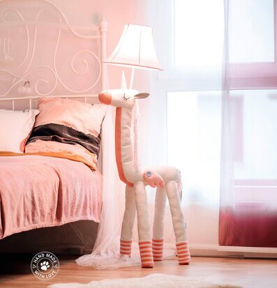 Bild av ett ljust sovrum med unik enhörningslampa