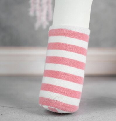 Foto av randig golvlampa med lekfull och inbjudande stil