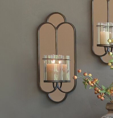 Bild av stilfull väggspegel med ljusstake och dekoration