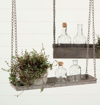 Bild av stilren hängande metallhylla med dekorationer