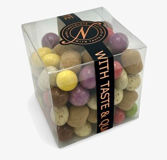 Bild av elegant förpackade färgglada chokladpraliner