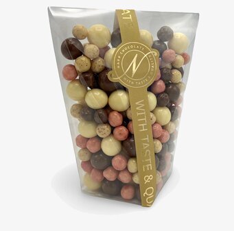 Bild av färgglada, sfäriska chokladgodisar i plastförpackning