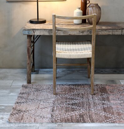 Bild av harmoniskt inrett rum med franskt mönster