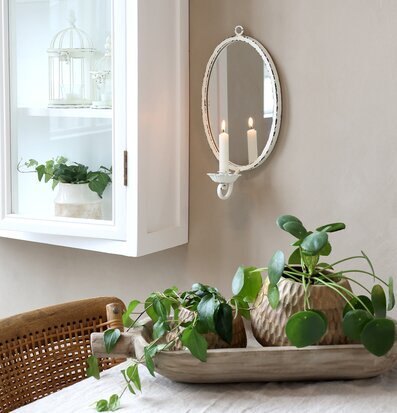 Bild av elegant interiör med spegel och ljushållare