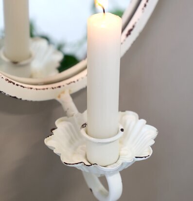 Bild av dekorativ väggspegel med ljushållare och patina