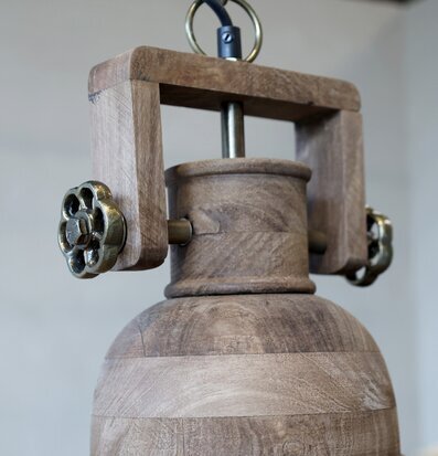 Bild av stilren taklampa i rotting och trädesign