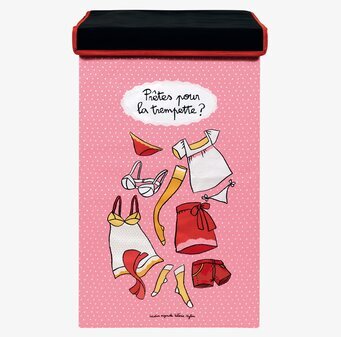 Bild av livlig rosa tvättkorg med klädesplagg och text