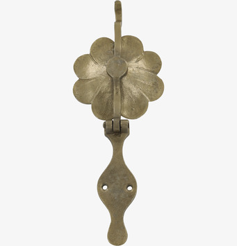 Foto av elegant dörrklapp i antik mässing, blomformad