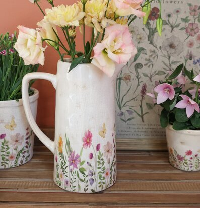 Bild av kanna med blomstermotiv och rustik charm