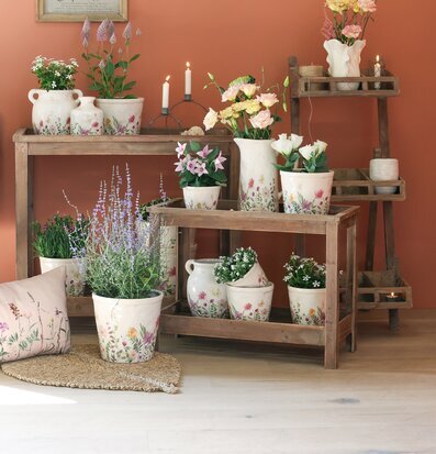 Bild av harmonisk inredning med blommor och träelement