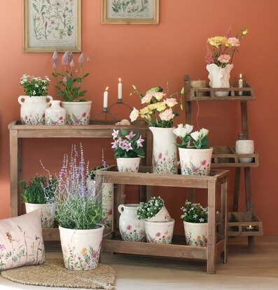 Bild av inbjudande inomhusmiljö med blomsterarrangemang