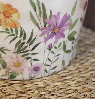 Bild av kanna med blommönster och vintage charm