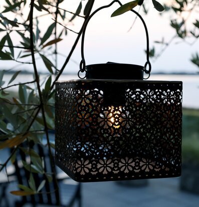 Bild av elegant solcellslanterna i naturskön miljö