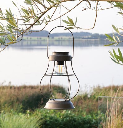 Bild av solcellslanterna i harmonisk naturlig miljö