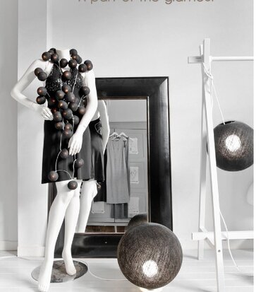 Bild av stilren interiör med eleganta ljusarrangemang