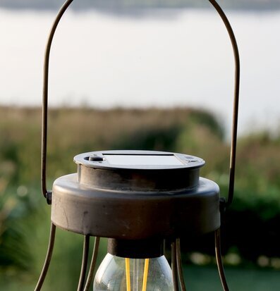 Foto av solcellslanterna i naturmiljö med retrodesign