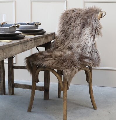 Bild av inbjudande matsalsmiljö med rustik trästol