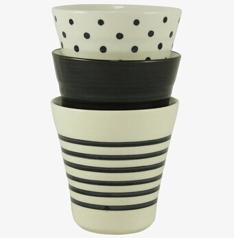 Bild av stilrena lattemuggar i svart och vitt design