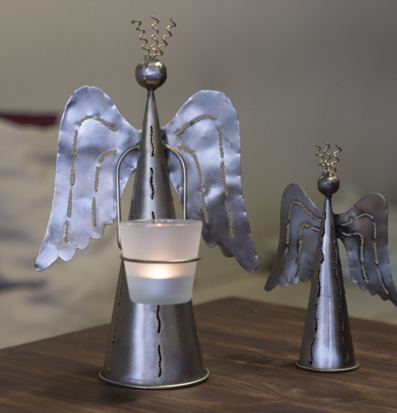 Bild av änglaformade ljuslyktor i hemtrevlig miljö