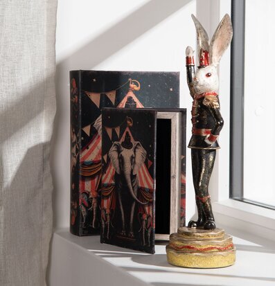 Bild av nostalgisk cirkusinredning med elefantmotiv