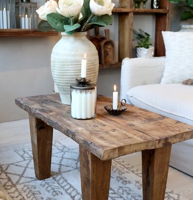 Bild av smakfullt inrett rum med rustikt träbord