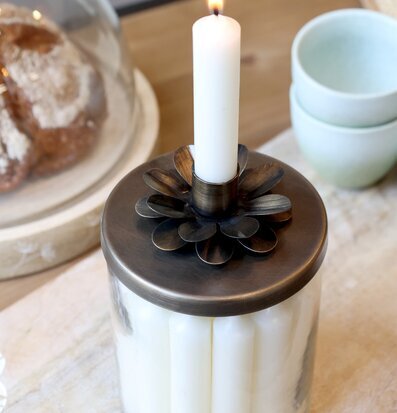 Bild av elegant ljusstake i antik mässing och glasburk