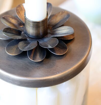 Foto av elegant ljusstake i antik mässing med blommig design