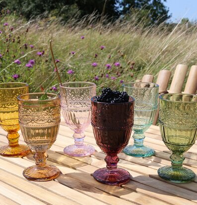 Bild av färgglada vinglas i naturen för sommarfest