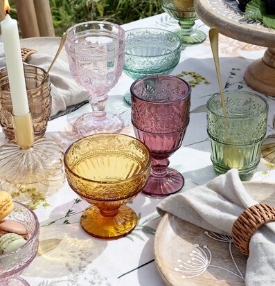 Bild av elegant dukat bord med vintageinspirerad estetik