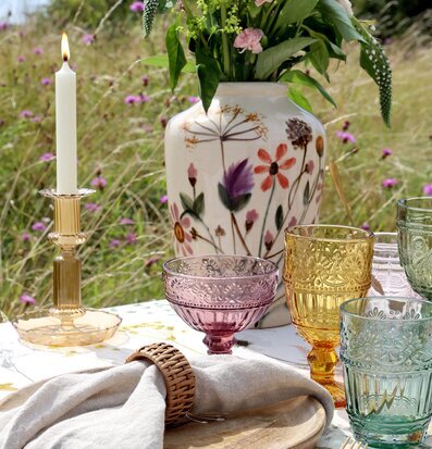 Bild av en inbjudande picknickmiljö med sommarkänsla