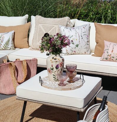 Bild av harmonisk uteplats med eleganta detaljer